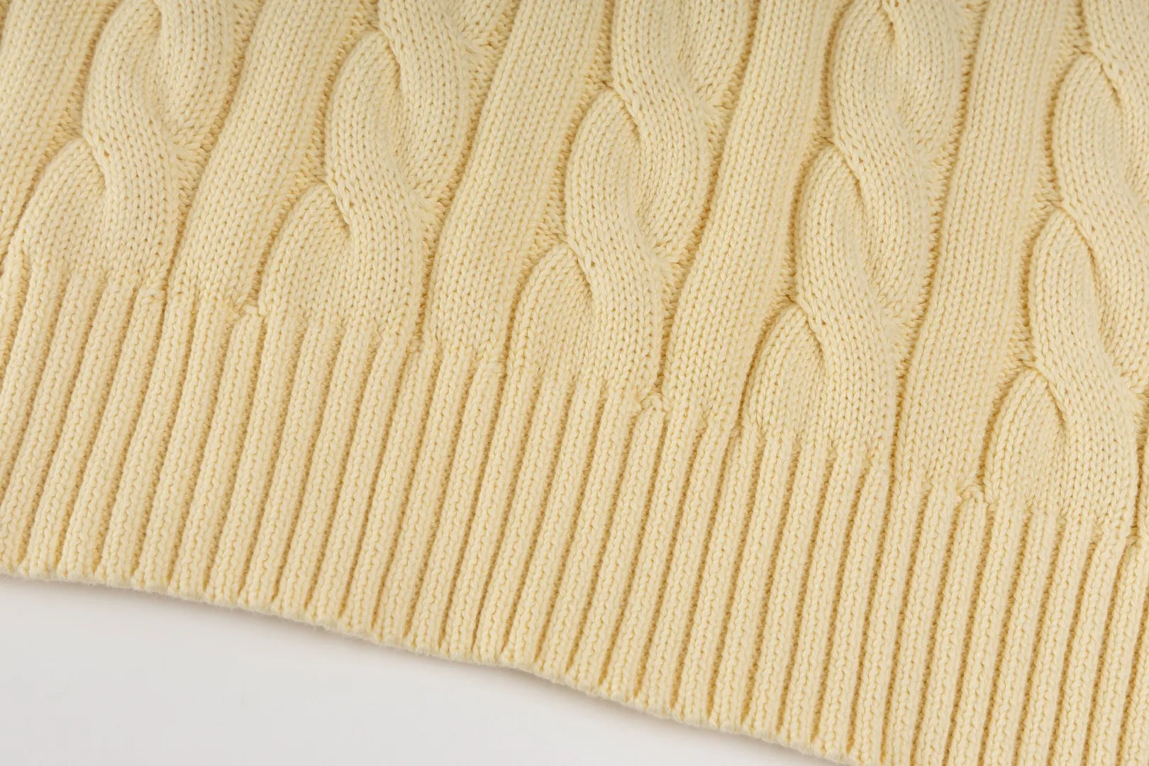 P220 #R91 RALPH LAUREN Ralph Lauren fourteen colors classic small label embroidery round neck pullover cable cardigan sweater men's top, high-density LOGO embroidery on the chest, original customization of tag accessories. Made of pure cotton yarn, pure cotton is skin-friendly and comfortable, small label war horse embroidered twist button round neck sweater 🐎 high quality, follow the blogger to learn how to wear it! Let’s buy a Ralph Lauren cable sweater. It’s a super hard-to-find series after it became popular. It’s hard to find one on the official website. It’s simple and practical to wear, with a lazy and loose feel. The thickened fabric has more texture, feels soft and delicate, and has a loose fit. Whether worn alone or layered, you can wear different styles of fashion with just one piece!   Size：XS S M L Sleeve length: 59/60/61/62/63